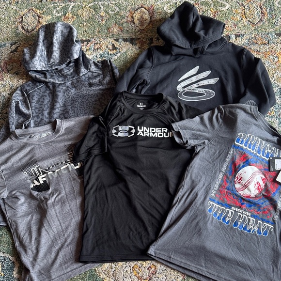UNDER ARMOUR BOYS BUNDLE OF 3 T-SHIRTS & 2 HOODIES IN SZ MED EXCELLENT PREOWNED